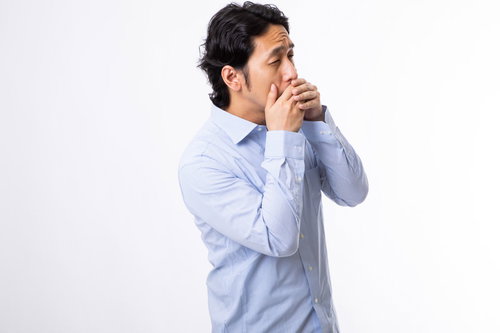 退屈すぎて思わず年収低すぎポーズをとる男性