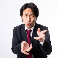 情熱に満ちた営業マン、ろくろ回し『今でしょ』のポーズでプレゼンの写真