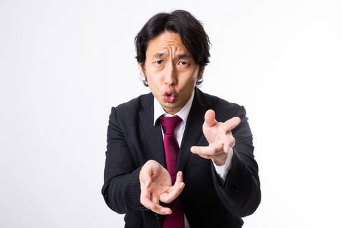 情熱に満ちた営業マン、ろくろ回し『今でしょ』のポーズでプレゼン