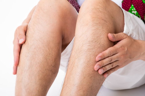 座った姿勢で見える両足のすね毛