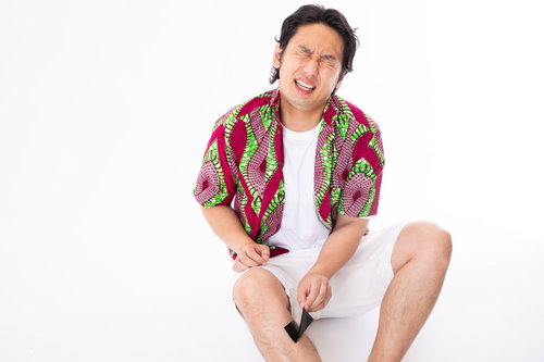 脱毛シートを剥がす男性の痛みの瞬間「イタタタタ」