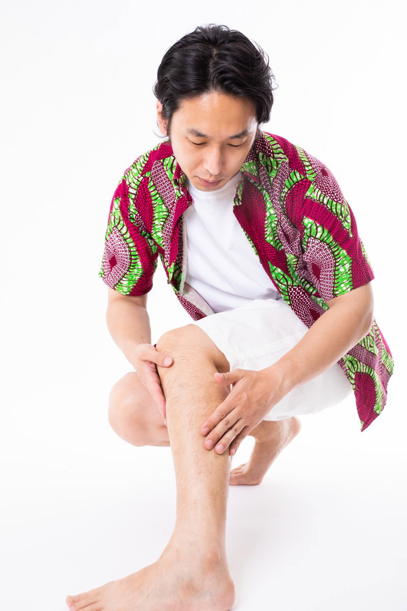 すね毛を脱毛してすべすべになった男性の足［モデル：大川竜弥］