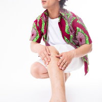 脱毛したてで違和感を感じる男性が自分の足を見つめるの写真