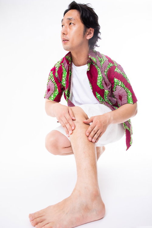 脱毛したてで違和感を感じる男性が自分の足を見つめる