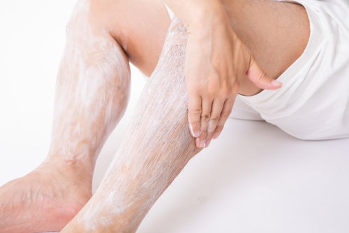 白いタオル姿ですね毛に脱毛クリームを塗る