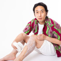 除毛クリームの効果に目を丸くする男性のすね毛処理の写真