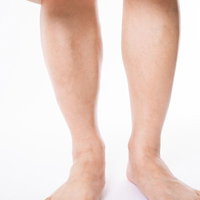 セルフ脱毛処理した脛部の足元の写真