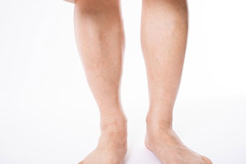 セルフ脱毛処理した脛部の足元