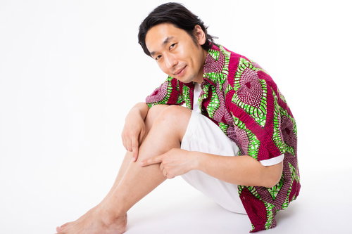 セルフ脱毛の結果をすね毛で指でさす男性