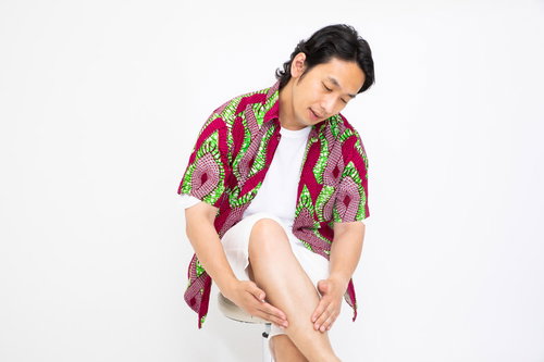 すね毛処理後、つるつるになった足を触って満足する男性