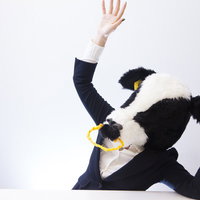 ぎょえぇ！と両手を上げて驚くエト牛のビジネスキャラクターの写真