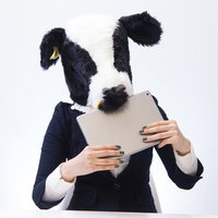 牧草の写真を見せたらタブレットごと食べ始めたエト牛女の写真