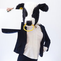 白紙のフリップを見せるエト牛女のビジネスプレゼンの写真