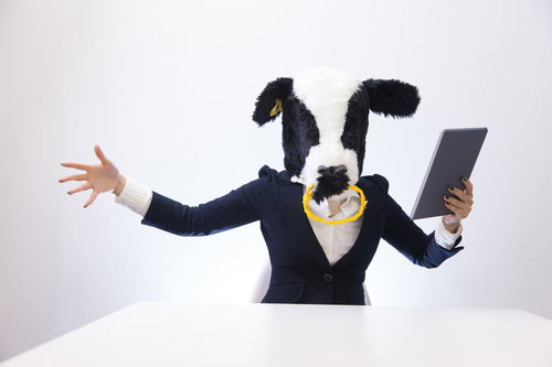 ガジェットを紹介するエト牛がタブレットを掲げて説明