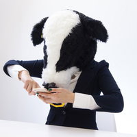 スマホゲームに必死なエト牛のビジネスマンの写真