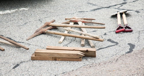 乗鞍岳の登山道整備に使用するツルハシ、杭、スコップ