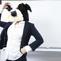 牛のかぶりものをした講師が教室で登場する授業風景の写真