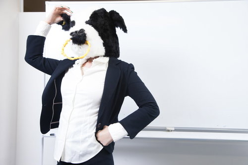 牛のかぶりものをした講師が教室で登場する授業風景