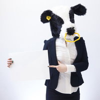 ゴミが溢れる屋外のくずかごの写真