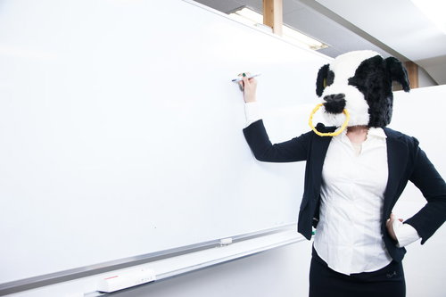 ホワイトボードに答えを書くエト牛先生の授業風景