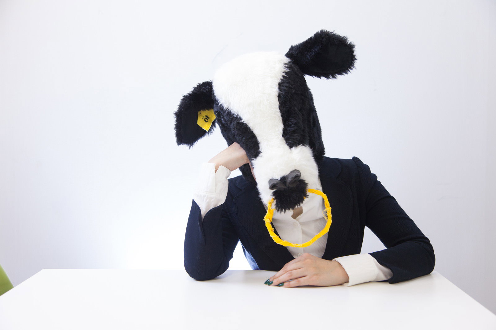 眠そうなエト牛のキャラクターがあくびをする写真［モデル：古性のっち］