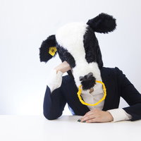 会議が長すぎて眠い、あくびをするエト牛のキャラクターの写真