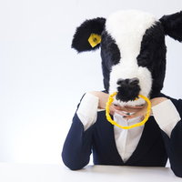恋するエト牛が黄色いハートを持つぬいぐるみの写真