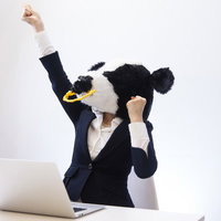 金曜日17時のガッツポーズ～ビジネススーツの牛キャラが仕事成功を祝うの写真