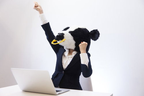 金曜日17時のガッツポーズ～ビジネススーツの牛キャラが仕事成功を祝う