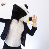 テロップを掲げて叫ぶエト牛のセール販売イベントの写真