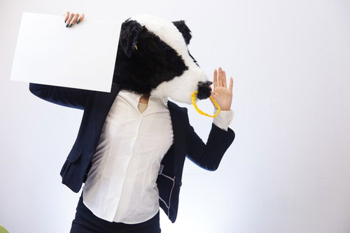 テロップを掲げて叫ぶエト牛のセール販売イベント