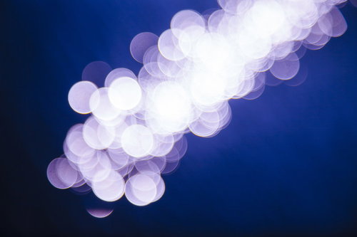 夜間照明がぼけて映る水面キラキラ、光の粒が浮かぶ夜景