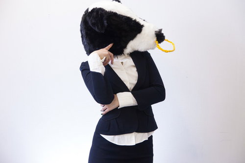 物忘れが多い牛ガール、困った表情で腕を組む