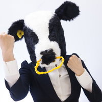 モゥーひと頑張り！ガッツポーズで気合い満々の牛キャラクターの写真