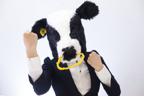 モゥーひと頑張り！ガッツポーズで気合い満々の牛キャラクター