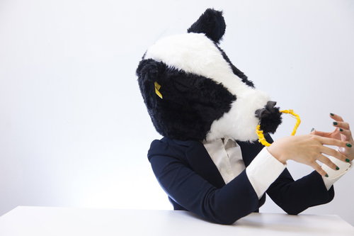 ろくろ回しを練習するWeb系の牛部長のインタビュー風景