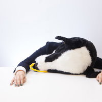 黄色いマフラーを巻いた過労でぐったりした牛人間の写真