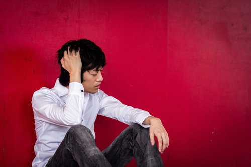 赤字経営で頭痛を抱えるフリーランス男性の経営課題