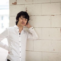 行く手を阻むしつこいキャッチセールスの男性の写真