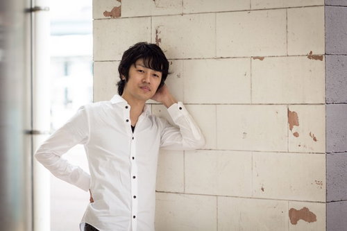 行く手を阻むしつこいキャッチセールスの男性