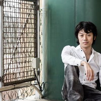 就活のプロフィール写真に使ってはいけない例〜ジャケ写・メンナクポーズの男性の写真