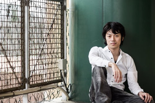 就活のプロフィール写真に使ってはいけない例〜ジャケ写・メンナクポーズの男性