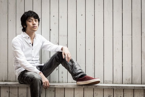 白シャツを着て座り込む男性のポートレート