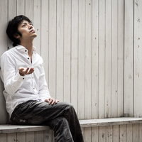 嫌なことがあった日はいつも雨の中でうなだれる男性の写真