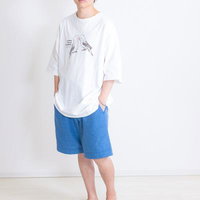 インコのイラストが描かれたTシャツを着てポージングする男性の写真