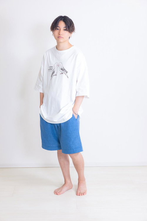 インコのイラストが描かれたTシャツを着てポージングする男性