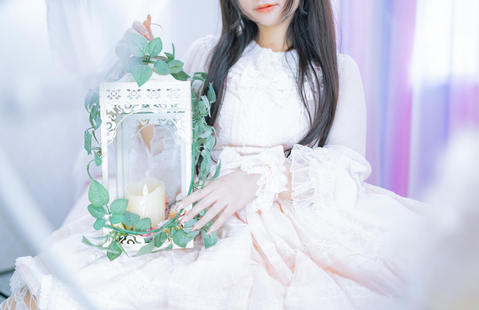白いドレスを着たお嬢様がアンティーク調のキャンドルランプを手に持つ［モデル：石投げて美奈代］