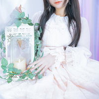 アンティーク調のキャンドルランプを手に持つお嬢様の写真