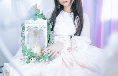 アンティーク調のキャンドルランプを手に持つお嬢様