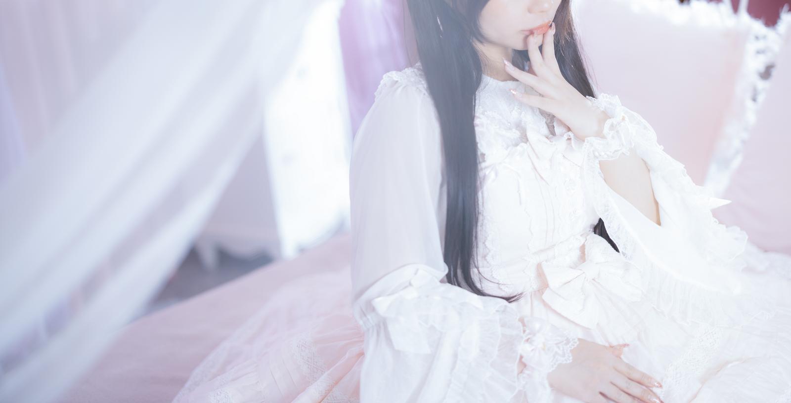 白いロリータドレスを着た長黒髪の女性がポートレート写真［モデル：石投げて美奈代］